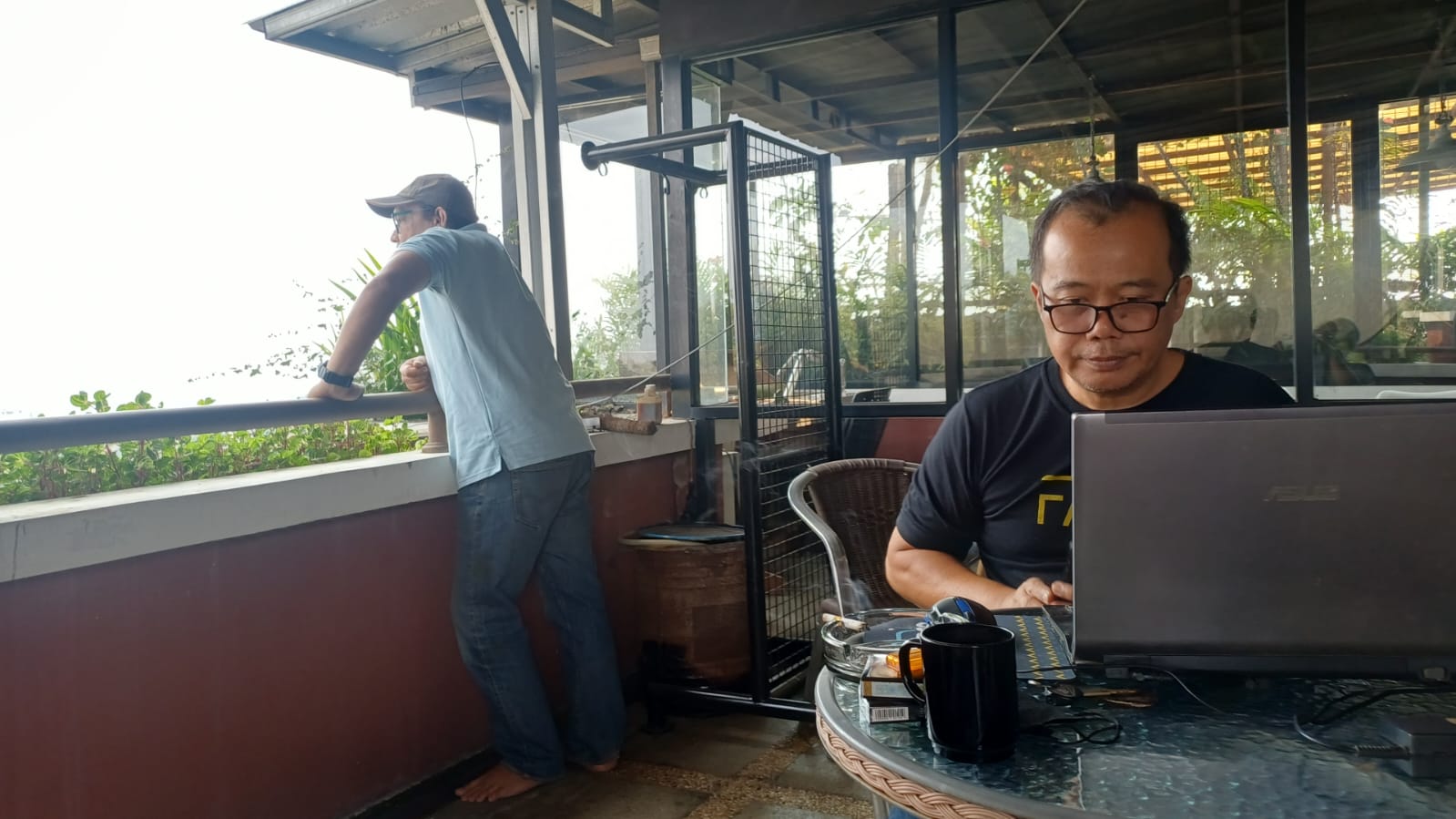 Memburu "Nyawa" dalam Seribu Bingkai: Di Balik Layar Balkon Kopi